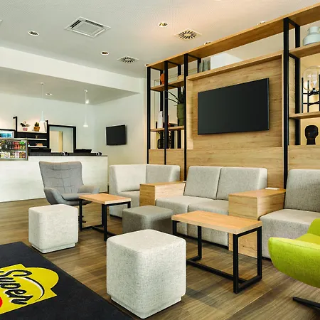 Super 8 By Wyndham 科布倫茨