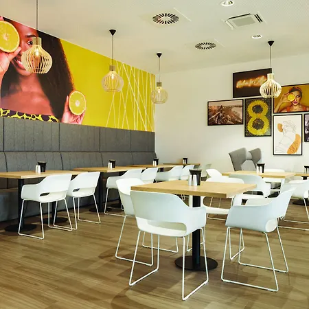 酒店 Super 8 By Wyndham 3*